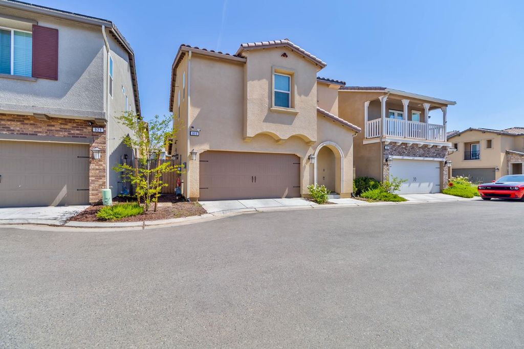 Image 11 of property listing at 915 Winchell Way W, Madera, CA 93636