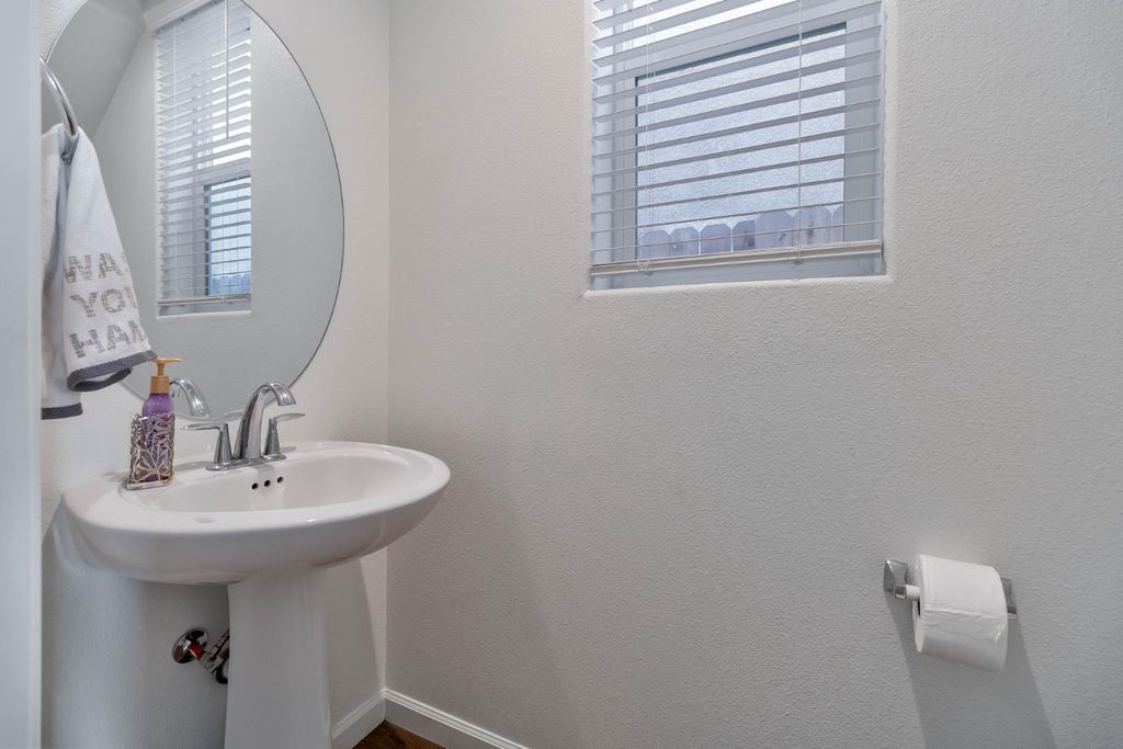 Image 14 of property listing at 915 Winchell Way W, Madera, CA 93636