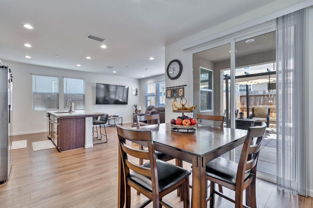 Image 15 of property listing at 915 Winchell Way W, Madera, CA 93636