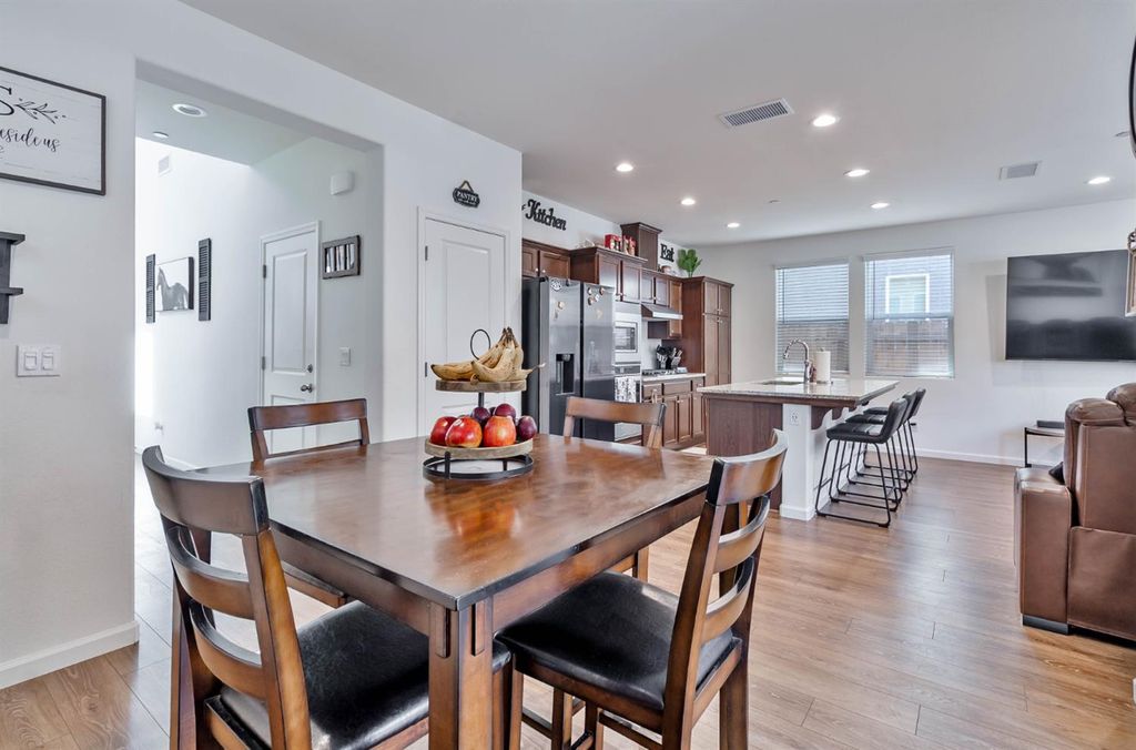 Image 16 of property listing at 915 Winchell Way W, Madera, CA 93636