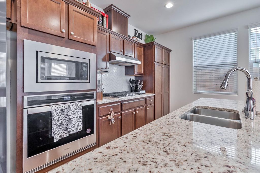 Image 19 of property listing at 915 Winchell Way W, Madera, CA 93636