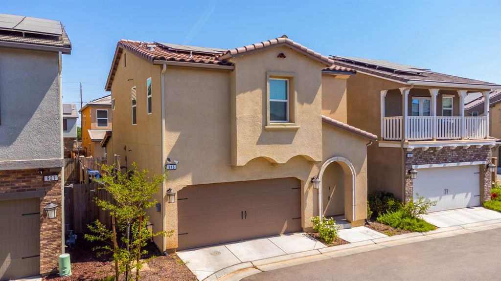 Image 2 of property listing at 915 Winchell Way W, Madera, CA 93636