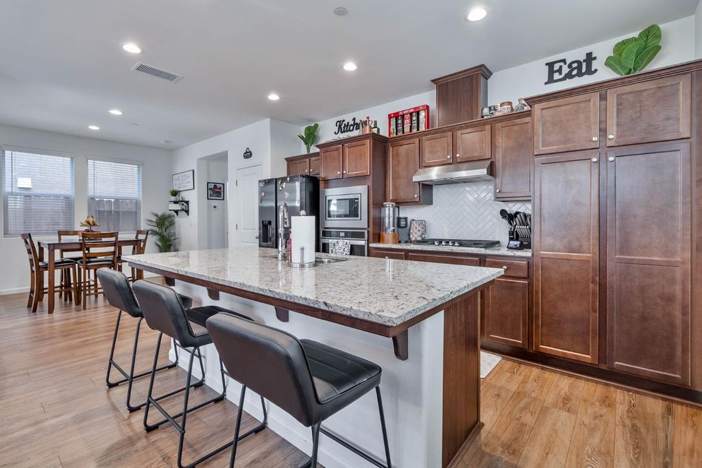 Image 20 of property listing at 915 Winchell Way W, Madera, CA 93636