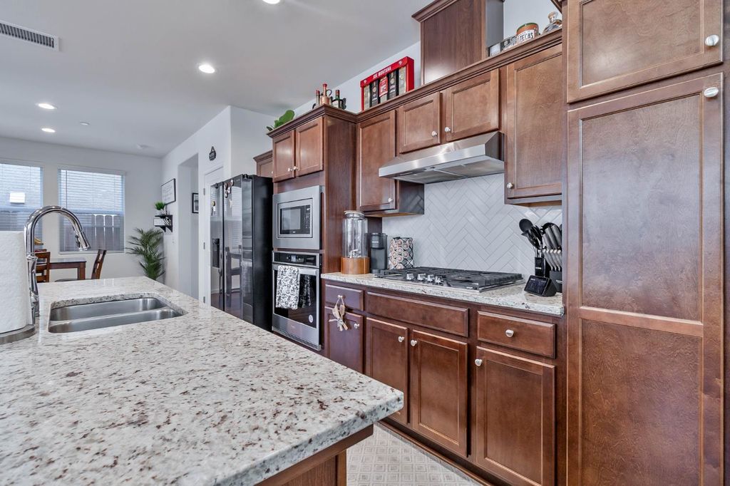 Image 21 of property listing at 915 Winchell Way W, Madera, CA 93636