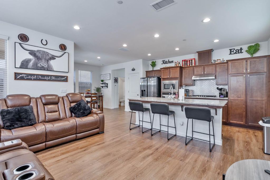 Image 24 of property listing at 915 Winchell Way W, Madera, CA 93636