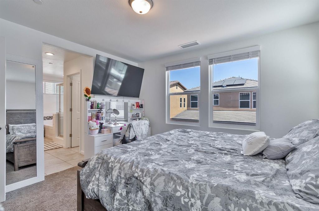 Image 28 of property listing at 915 Winchell Way W, Madera, CA 93636