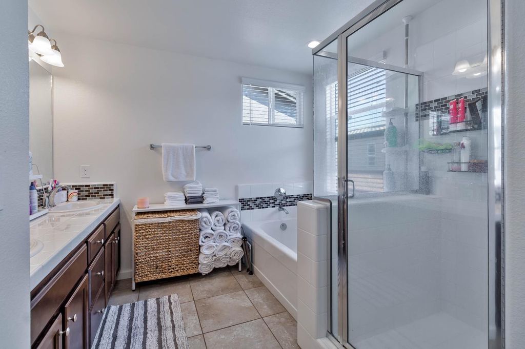 Image 29 of property listing at 915 Winchell Way W, Madera, CA 93636