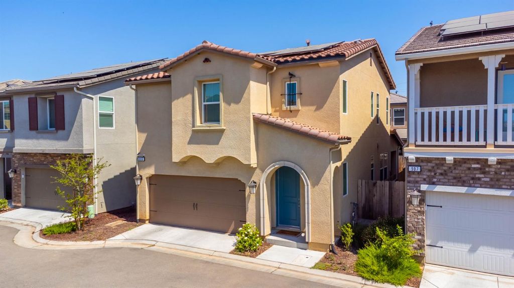 Image 3 of property listing at 915 Winchell Way W, Madera, CA 93636