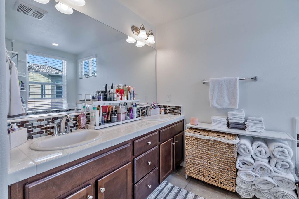 Image 30 of property listing at 915 Winchell Way W, Madera, CA 93636