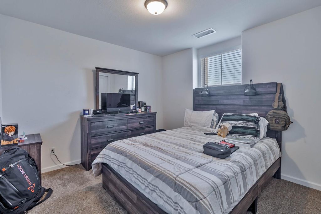 Image 34 of property listing at 915 Winchell Way W, Madera, CA 93636