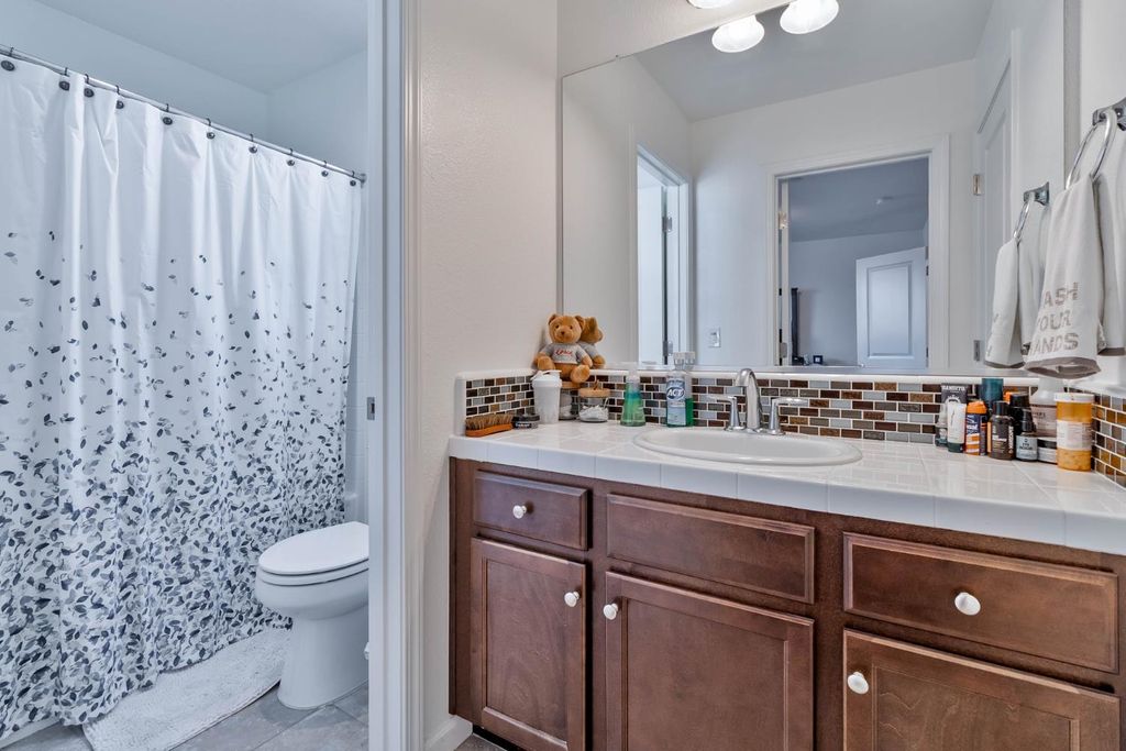 Image 35 of property listing at 915 Winchell Way W, Madera, CA 93636