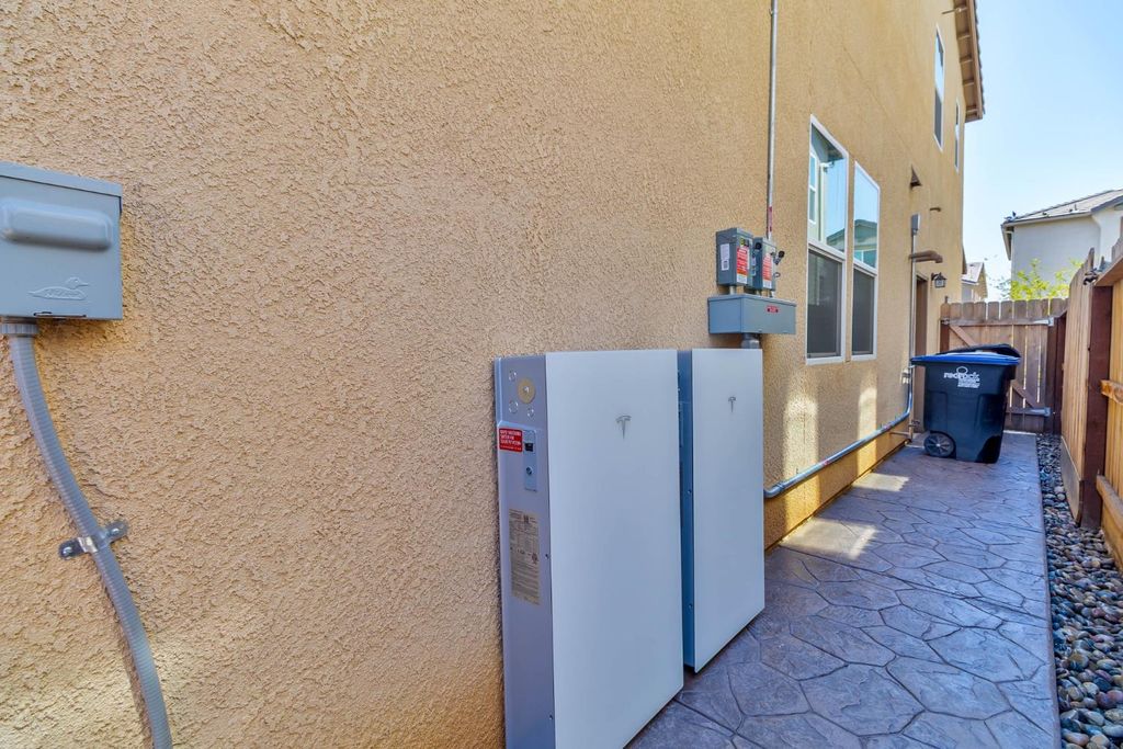 Image 42 of property listing at 915 Winchell Way W, Madera, CA 93636