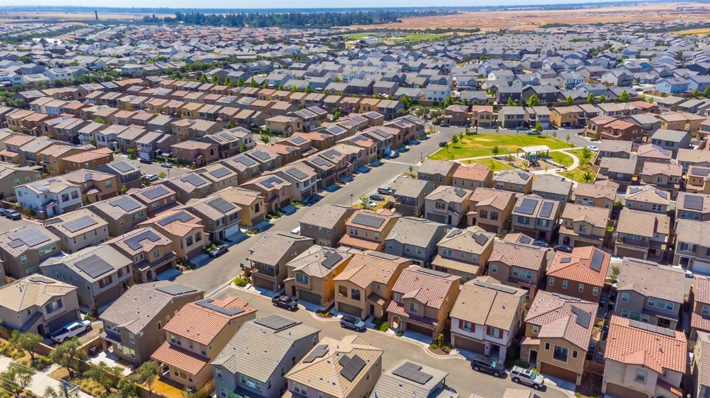 Image 8 of property listing at 915 Winchell Way W, Madera, CA 93636