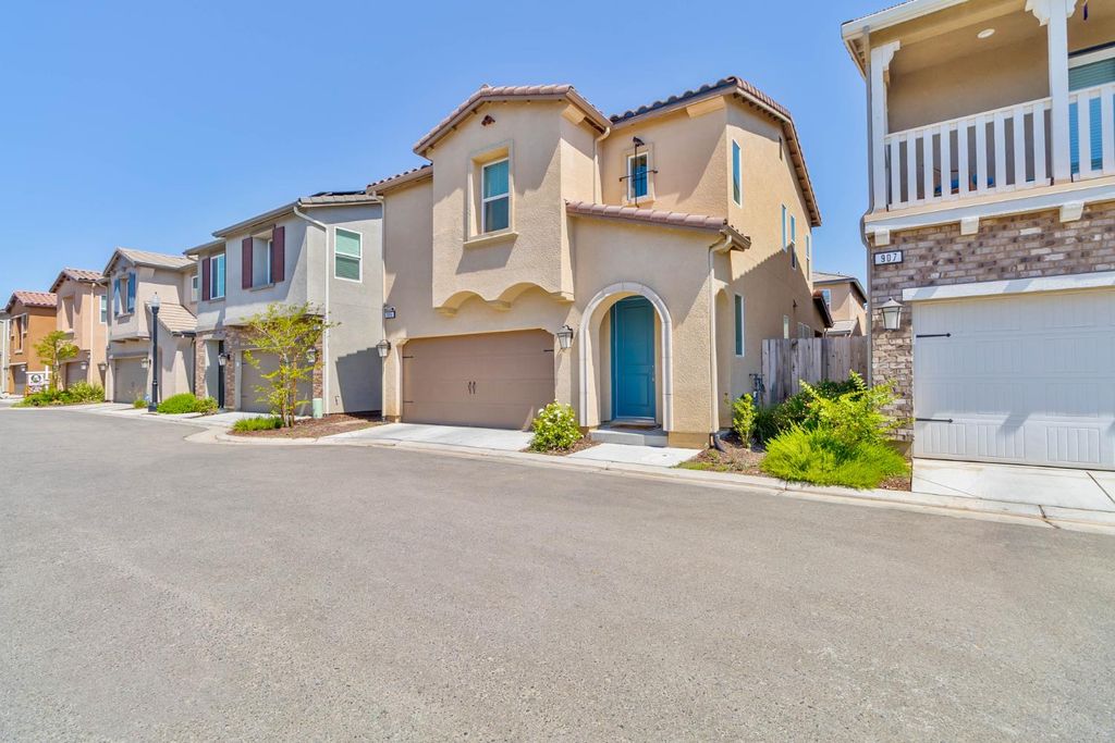 Image 9 of property listing at 915 Winchell Way W, Madera, CA 93636