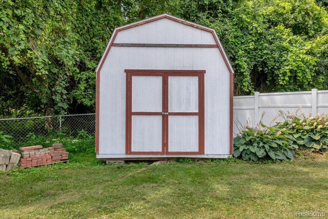 1933 Tamarisk Drive, East Lansing, MI 48823