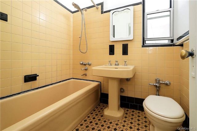 868 E 7th Street 3C, Brooklyn, NY 11230