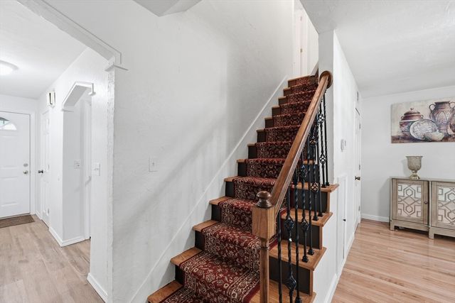 23 Cobblestone Ln 23, Worcester, MA 01606