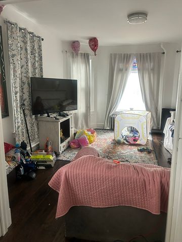 51 Acushnet Ave, Springfield, MA 01105