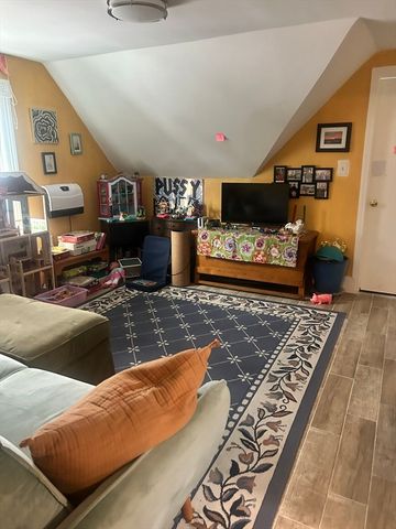 51 Acushnet Ave, Springfield, MA 01105