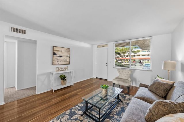 5095 BAY STREET NE 114, St Petersburg, FL 33703