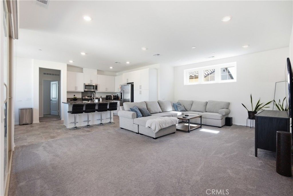 Image 3 of property listing at 16651 Snowdrop 1, Fontana, CA 92336