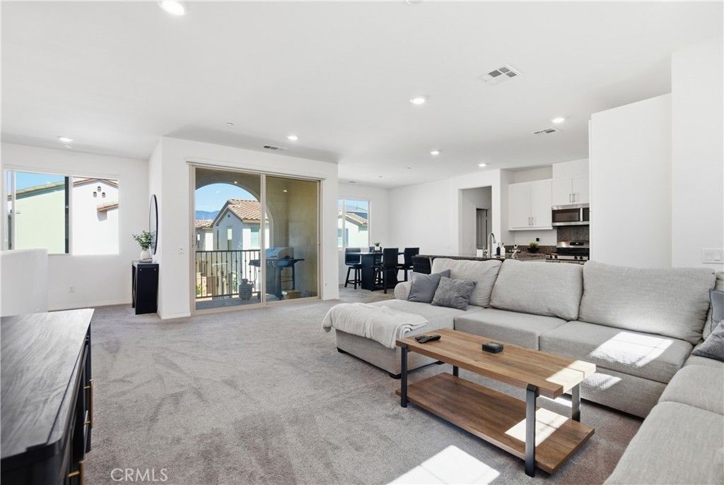 Image 4 of property listing at 16651 Snowdrop 1, Fontana, CA 92336