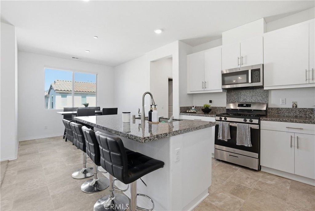Image 7 of property listing at 16651 Snowdrop 1, Fontana, CA 92336