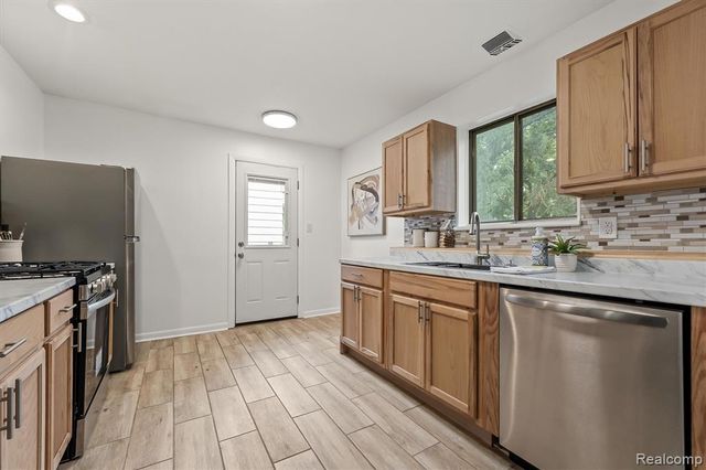 41 E Sheffield Avenue, Pontiac, MI 48340