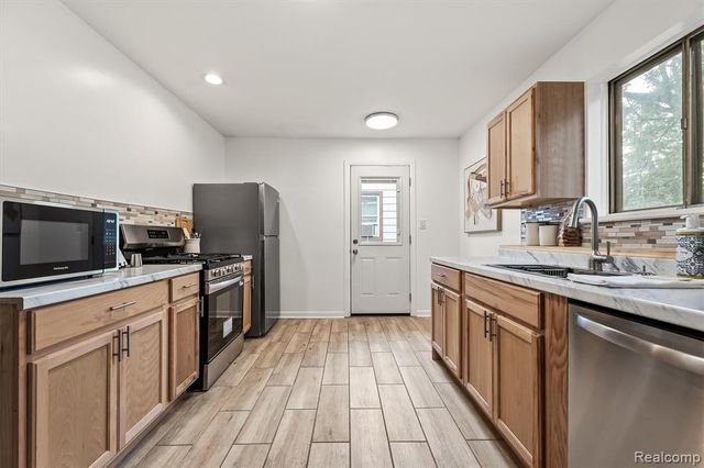 41 E Sheffield Avenue, Pontiac, MI 48340