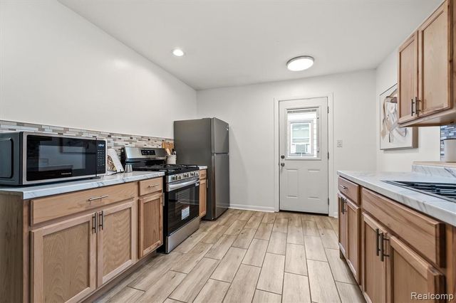 41 E Sheffield Avenue, Pontiac, MI 48340
