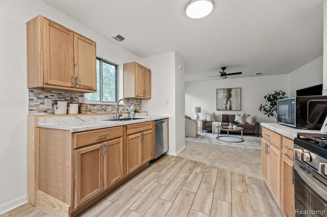 41 E Sheffield Avenue, Pontiac, MI 48340