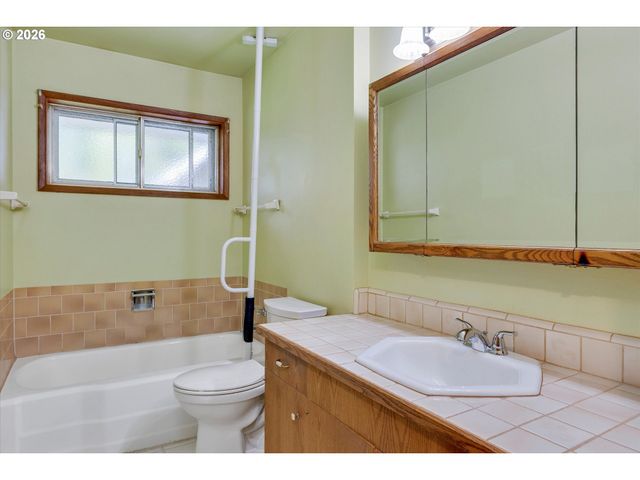 11425 Se ASH Ct, Portland, OR 97216