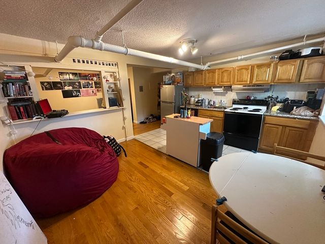 313 Summit Ave 13, Boston, MA 02135