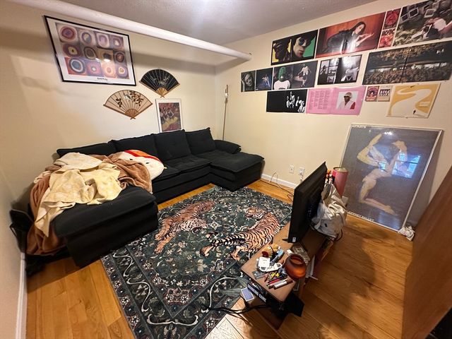 313 Summit Ave 13, Boston, MA 02135