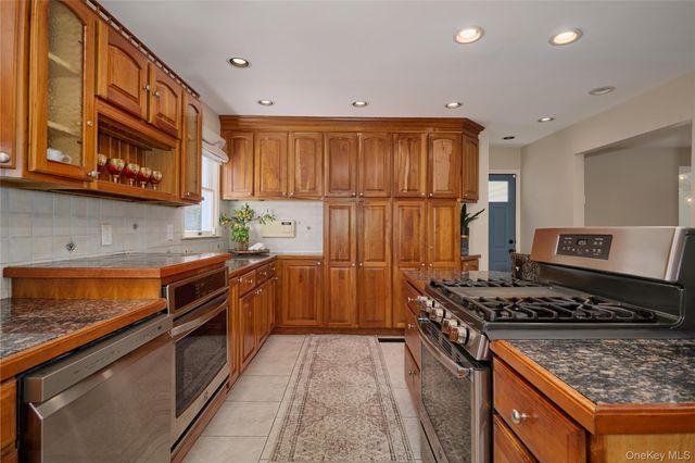 32 Cole Road, Pleasant Valley, NY 12569