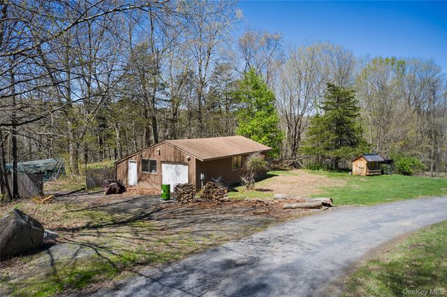 32 Cole Road, Pleasant Valley, NY 12569