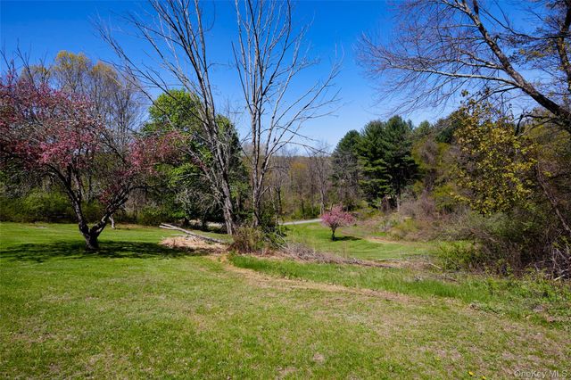 32 Cole Road, Pleasant Valley, NY 12569