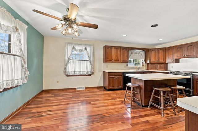 2212 LANCASHIRE DR, Wilmington, DE 19810
