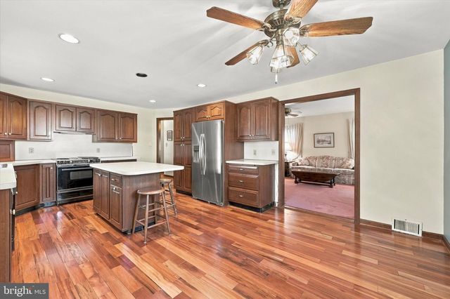 2212 LANCASHIRE DR, Wilmington, DE 19810