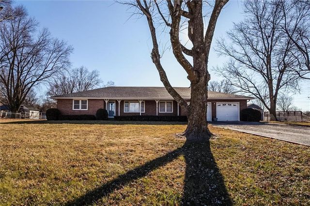 2002 Golf Hill Drive, Excelsior Springs, MO 64024