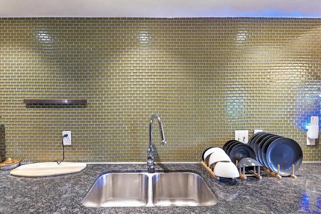 2200 Dickson DR 127, Austin, TX 78704