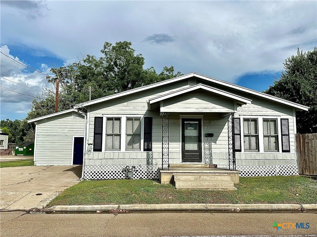 604 S Navarro Street, Victoria, TX 77901