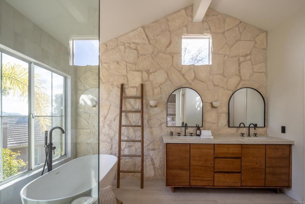 Image 15 of property listing at 2819 Avenida Valera, Carlsbad, CA 92009
