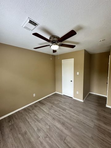 6910 Bayou Crest Drive, Houston, TX 77088