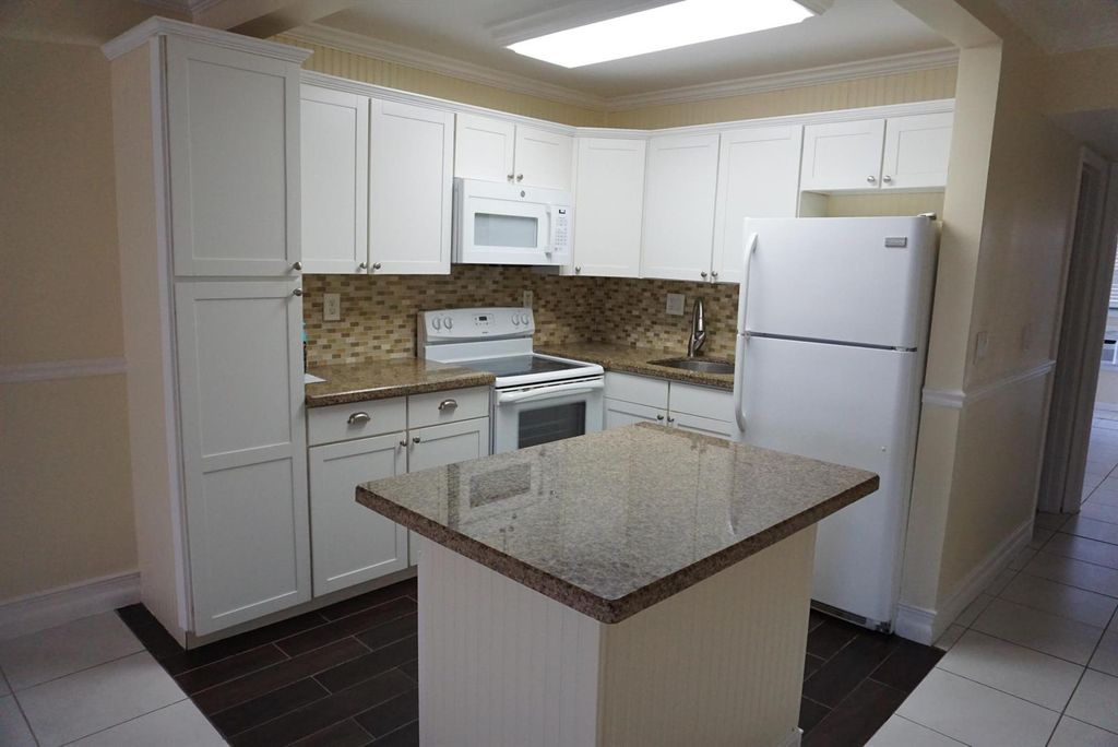 34 Andover B, West Palm Beach, FL 33417