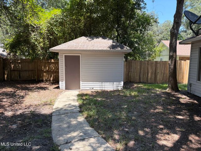 1517 S 10th Street, Ocean Springs, MS 39564