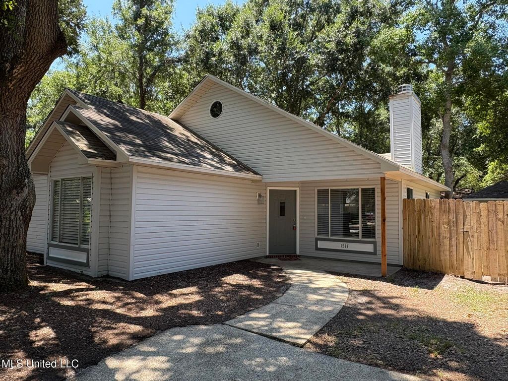 1517 S 10th Street, Ocean Springs, MS 39564