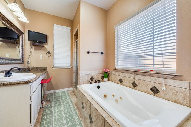 4601 Edge Creek Lane, Arlington, TX 76017