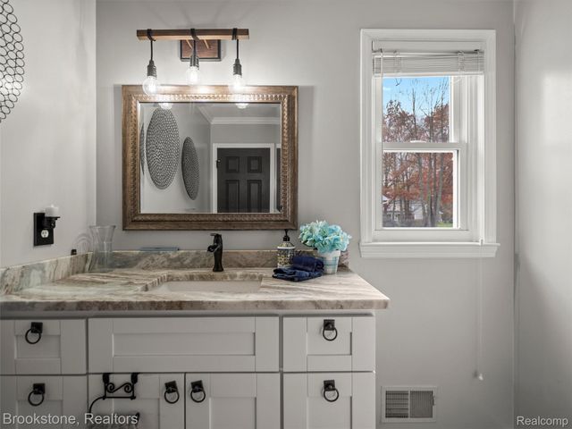 6707 Forest Pointe Boulevard, Springfield Charter Township, MI 48350