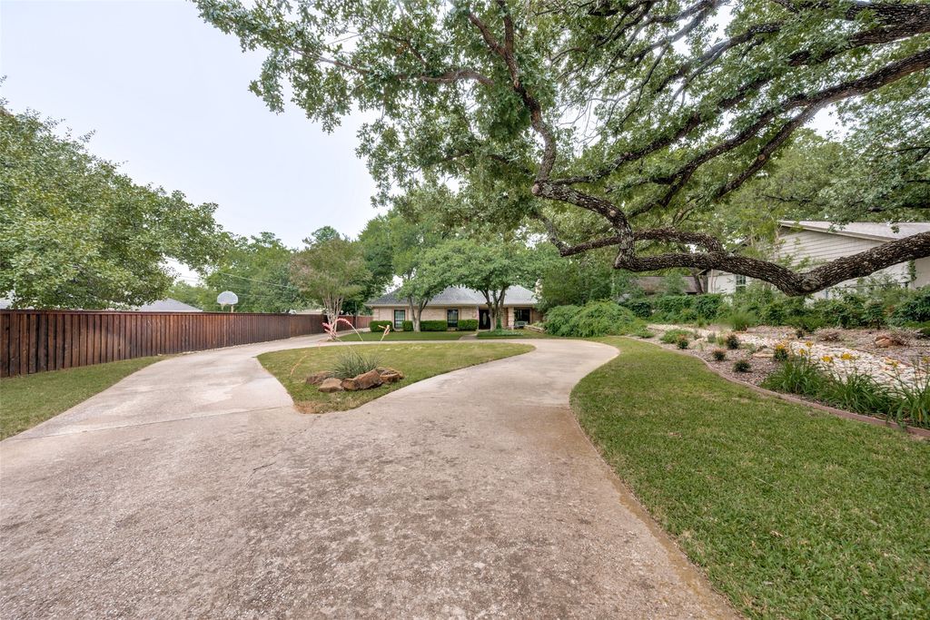 9004 Martin Drive, North Richland Hills, TX 76182
